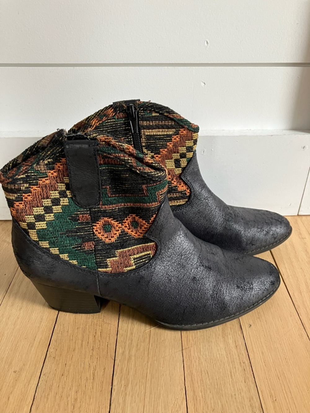 Unlisted by Kenneth Cole Versatile Black Ankle Boots with Tribal Pattern 6 1/2